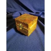 Шкатулка маленка квадратна.