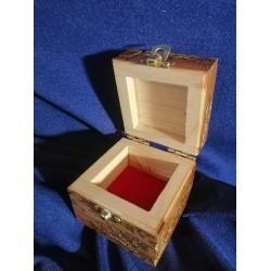 Шкатулка маленка квадратна.