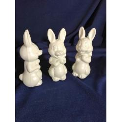 Зайчик з морквиною, пластмаса.