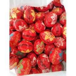 Українська писанка червона з квітковим узором