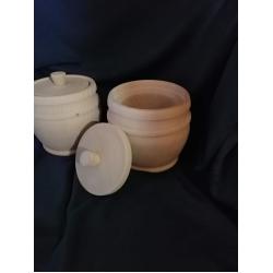 Бочонок-цукерниця середній.