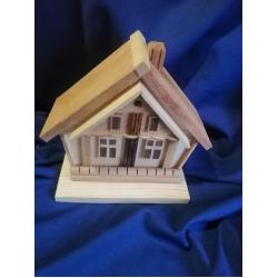 Копілка-хатинка.